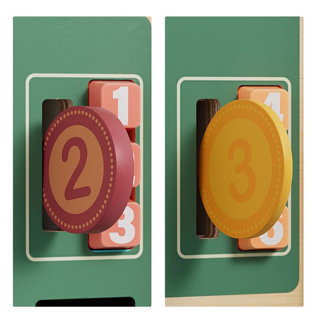 Detail van de muntsleuven van de houten speelgoed verkoopautomaat met een rode munt '2' en een gele munt '3'.