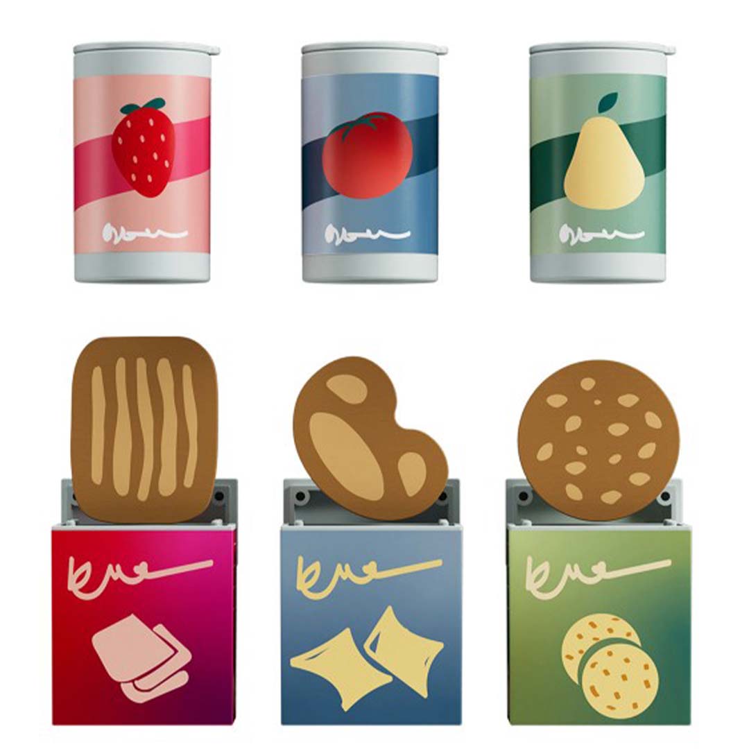 Collectie van houten speelgoed snacks, waaronder blikjes en koekjesdozen met koekjes.