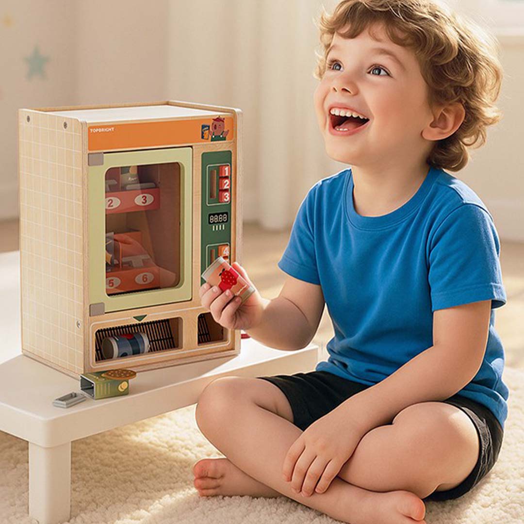 Een lachend kind speelt met de Topbright houten speelgoed verkoopautomaat en een klein snackje.
