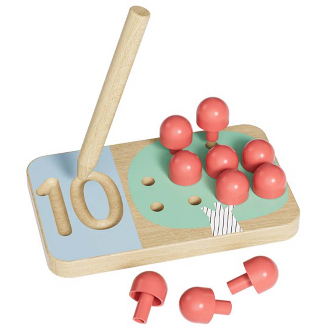 Detail van een Topbright cijferkaart '10' van het telspel fruitboom met rode pionnen en een houten pen.