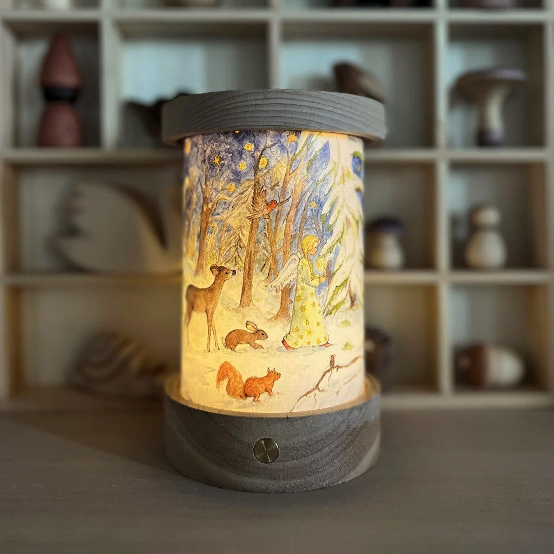Toverlux lantaarn met verlichte lichtkaart van een winterbos met dieren en een engel.