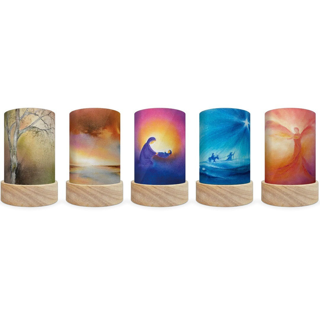 Vijf toverlux lichtkaarten met verschillende illustraties op houten voetjes.