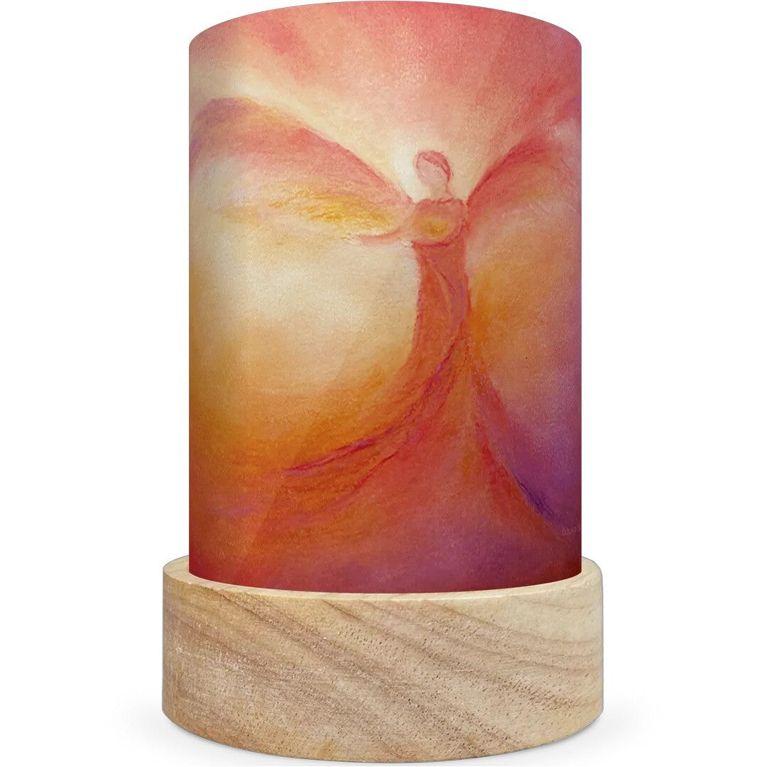 Een toverlux lichtkaart met een illustratie van een engel met uitgestrekte vleugels op een houten voetje.