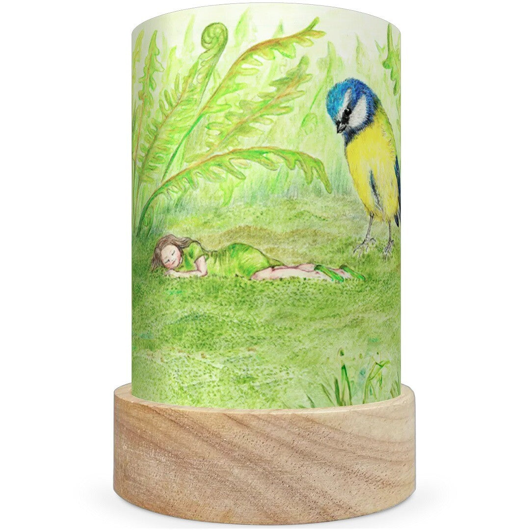 Toverlux lichtkaart voor lantaarn met een slapend meisje in het gras en een koolmees.