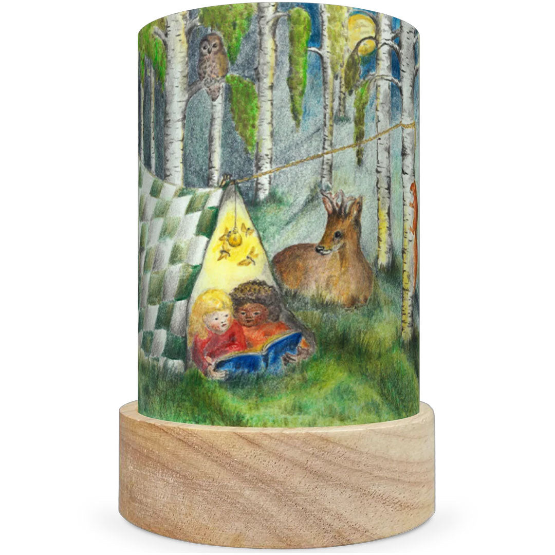 Toverlux lichtkaart voor lantaarn met twee lezende kinderen in een tentje in het bos met een hert en een uil.