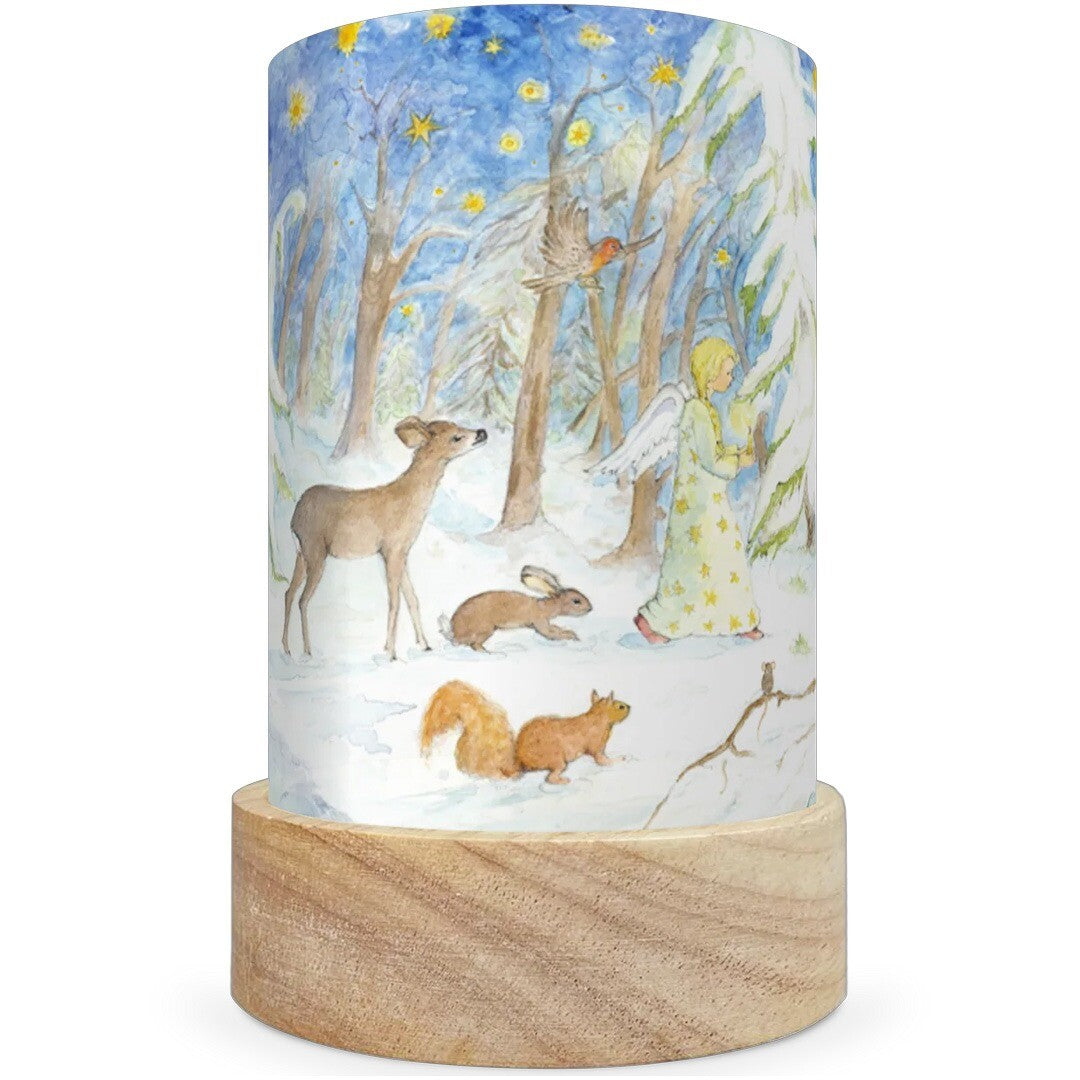 Toverlux lichtkaart voor lantaarn met een engel en dieren zoals een hert, konijn en eekhoorn in een besneeuwd bos.