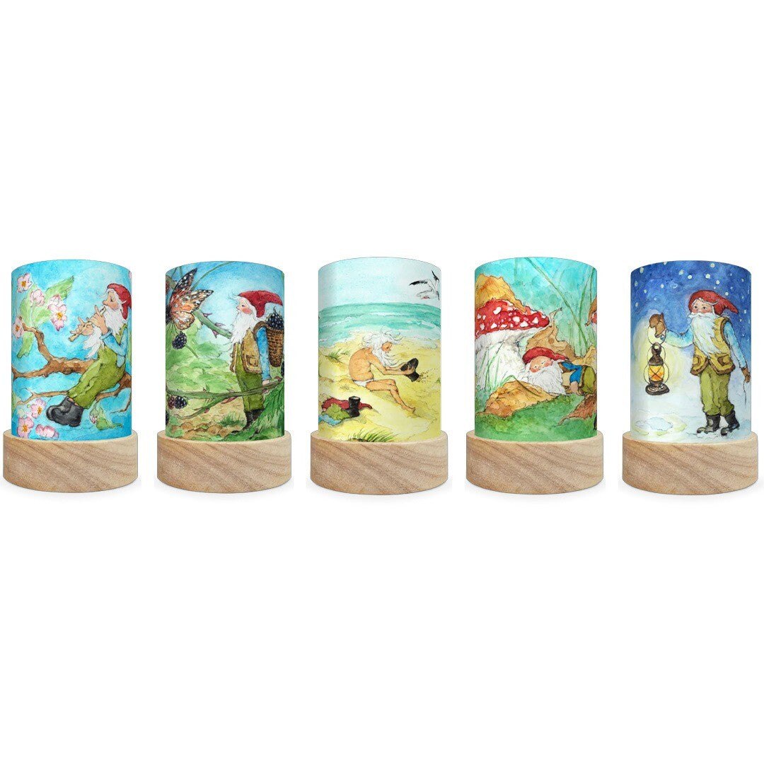 Vijf Toverlux lichtkaarten met verschillende illustraties van George de kabouter op houten voetjes.