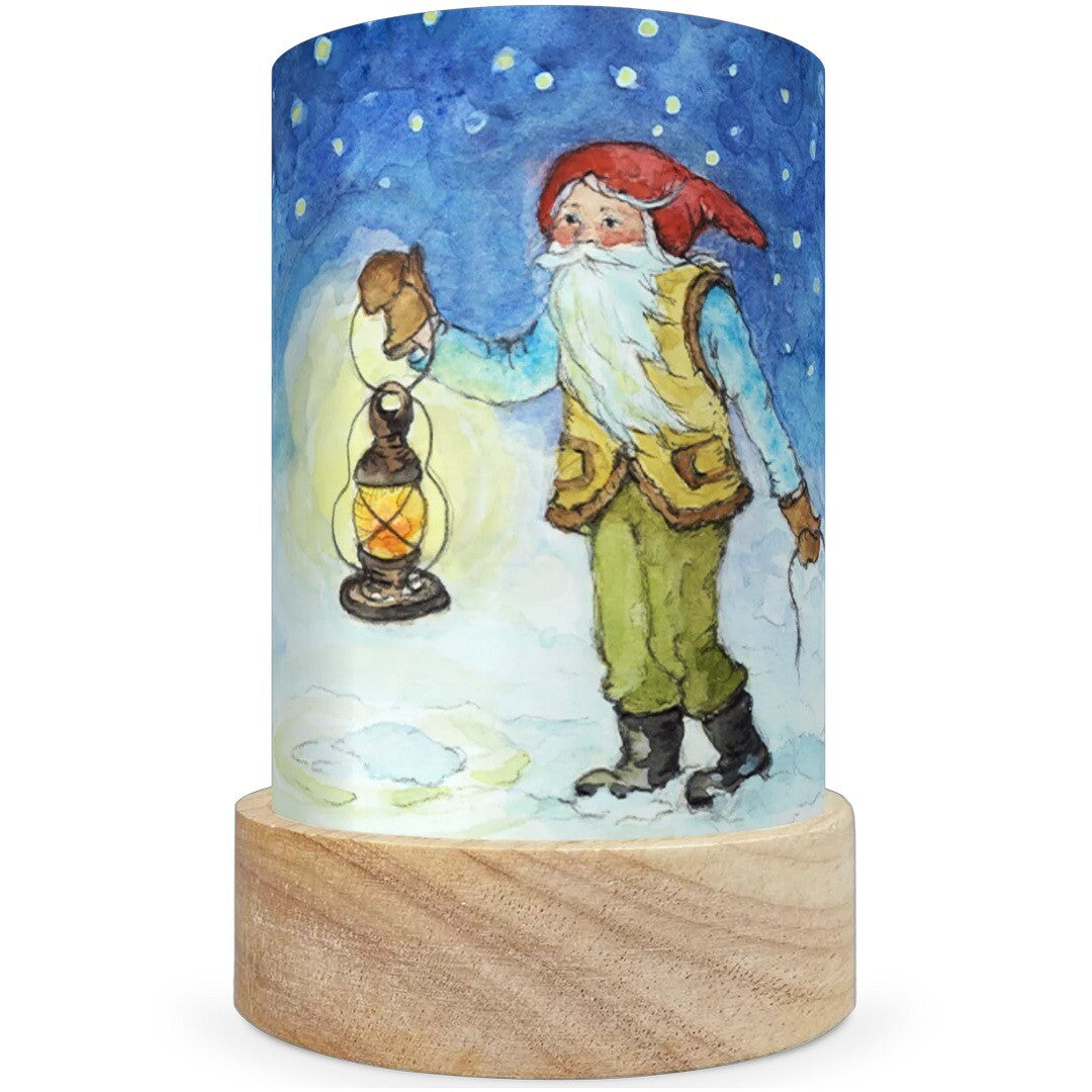 Toverlux lichtkaart met George de kabouter die met een lantaarn door de sneeuw loopt.
