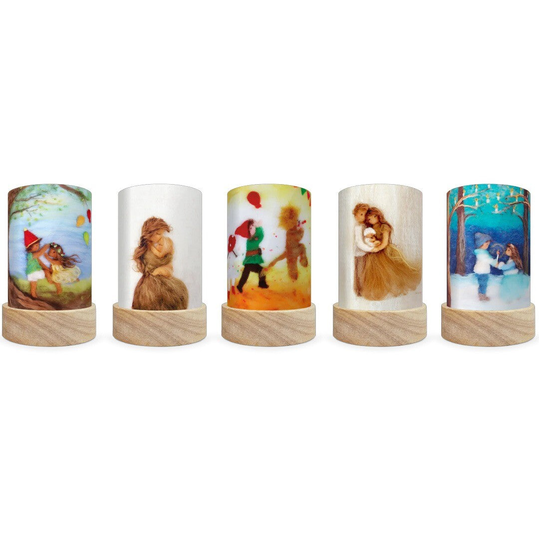 Vijf Toverlux lichtkaarten met verschillende viltkunst illustraties van vieringen op houten voetjes.