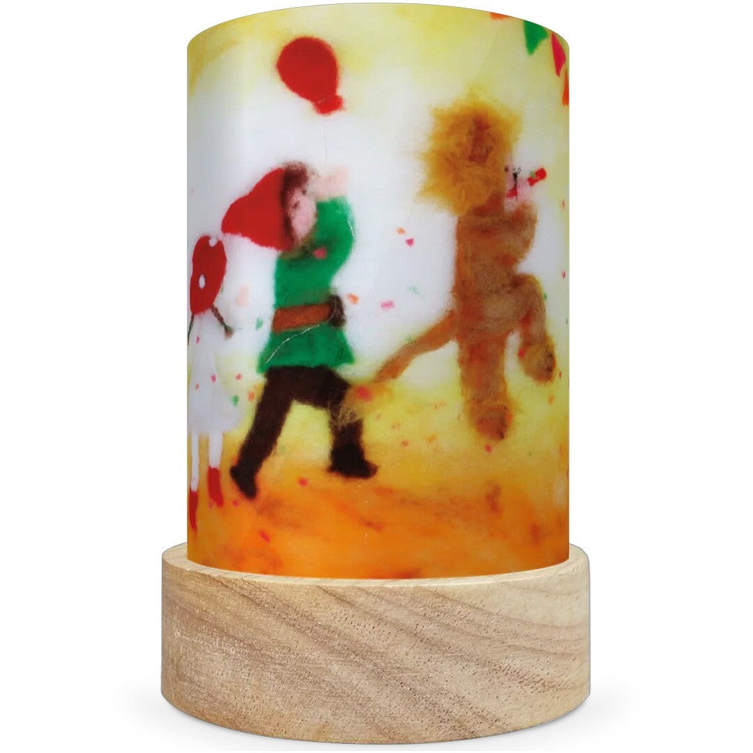 Toverlux lichtkaart met een viltkunst illustratie van figuren die een feest vieren met ballonnen en confetti.
