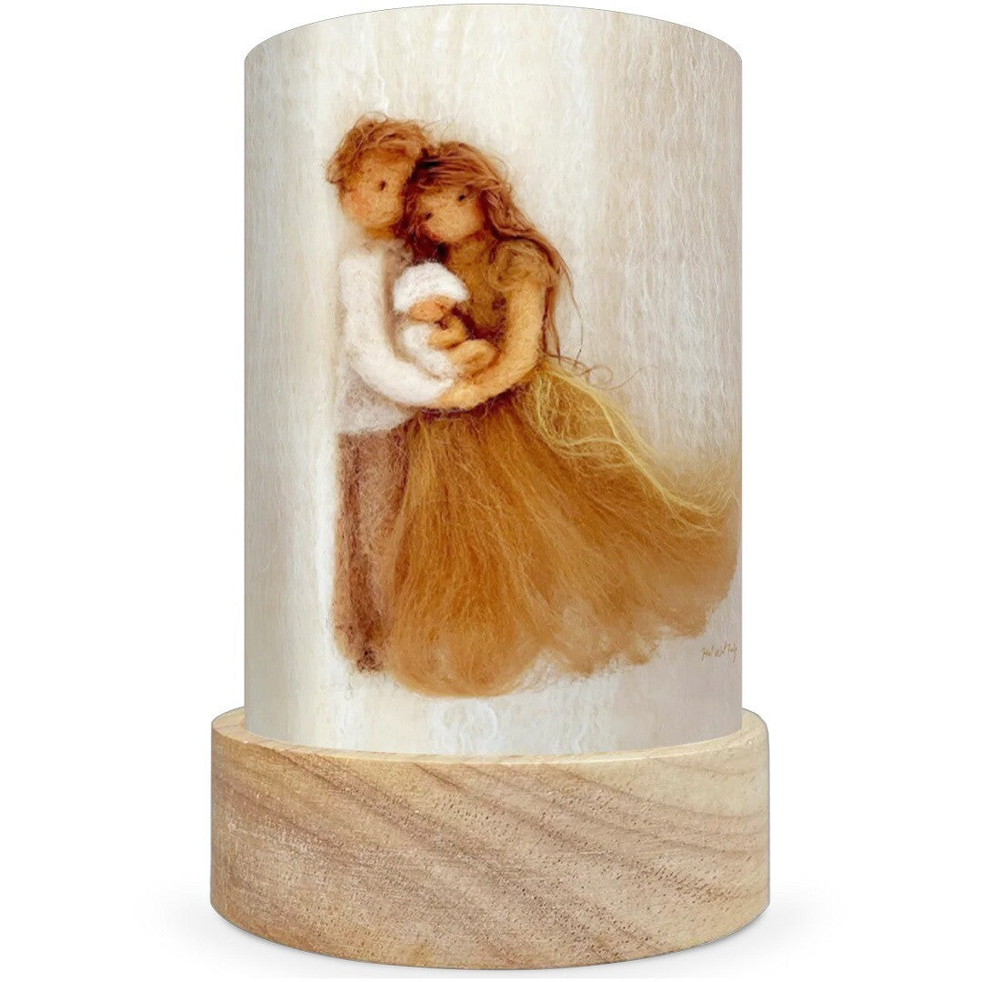 Toverlux lichtkaart met een viltkunst illustratie van een gezin met een man, vrouw en baby.
