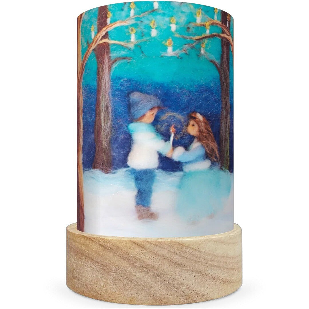 Toverlux lichtkaart met een viltkunst illustratie van twee kinderen met een kaars in een besneeuwd bos.