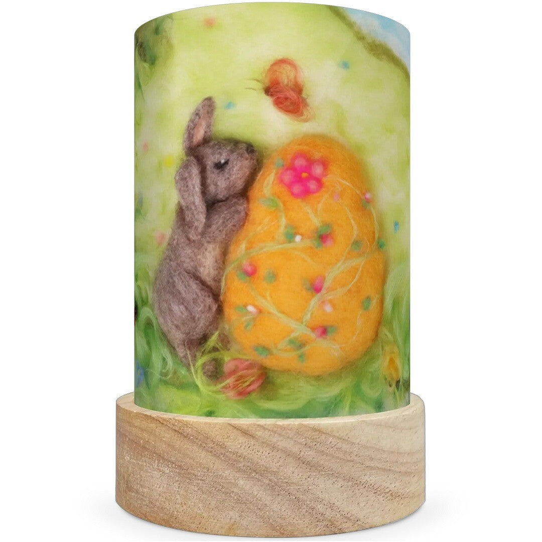 Een Toverlux lichtkaart voor lantaarn met een konijn en een paasei op een houten voetje.