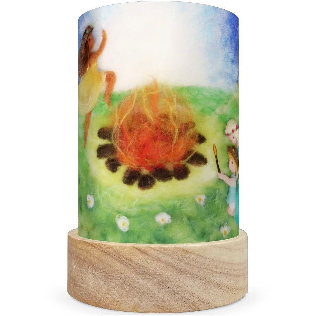 Een Toverlux lichtkaart voor lantaarn met kinderen rond een kampvuur op een houten voetje.