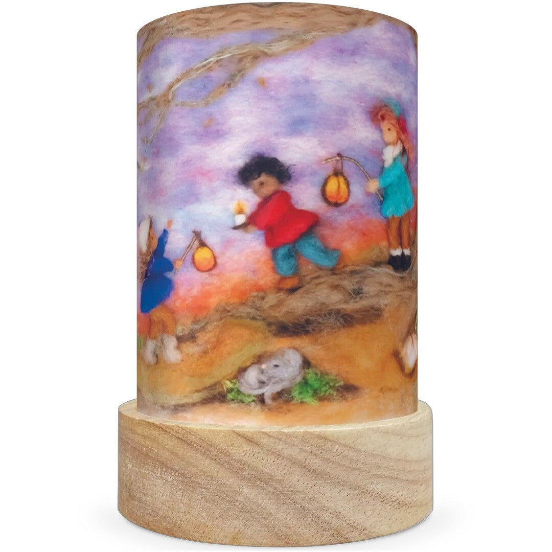 Een Toverlux lichtkaart voor lantaarn met kinderen die lampionnen dragen op een houten voetje.