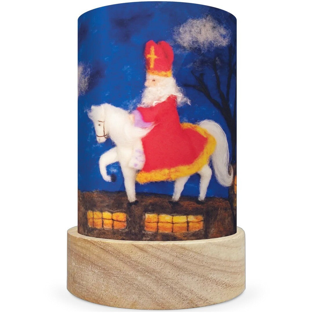 Een Toverlux lichtkaart voor lantaarn met Sinterklaas op zijn witte paard op een houten voetje.