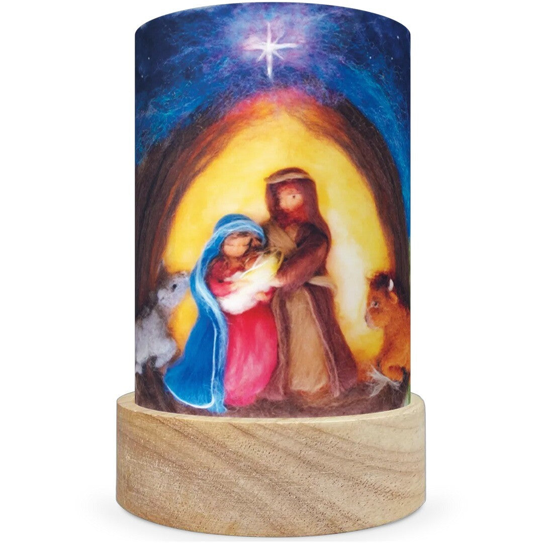Een Toverlux lichtkaart voor lantaarn met een kerststalscène op een houten voetje.