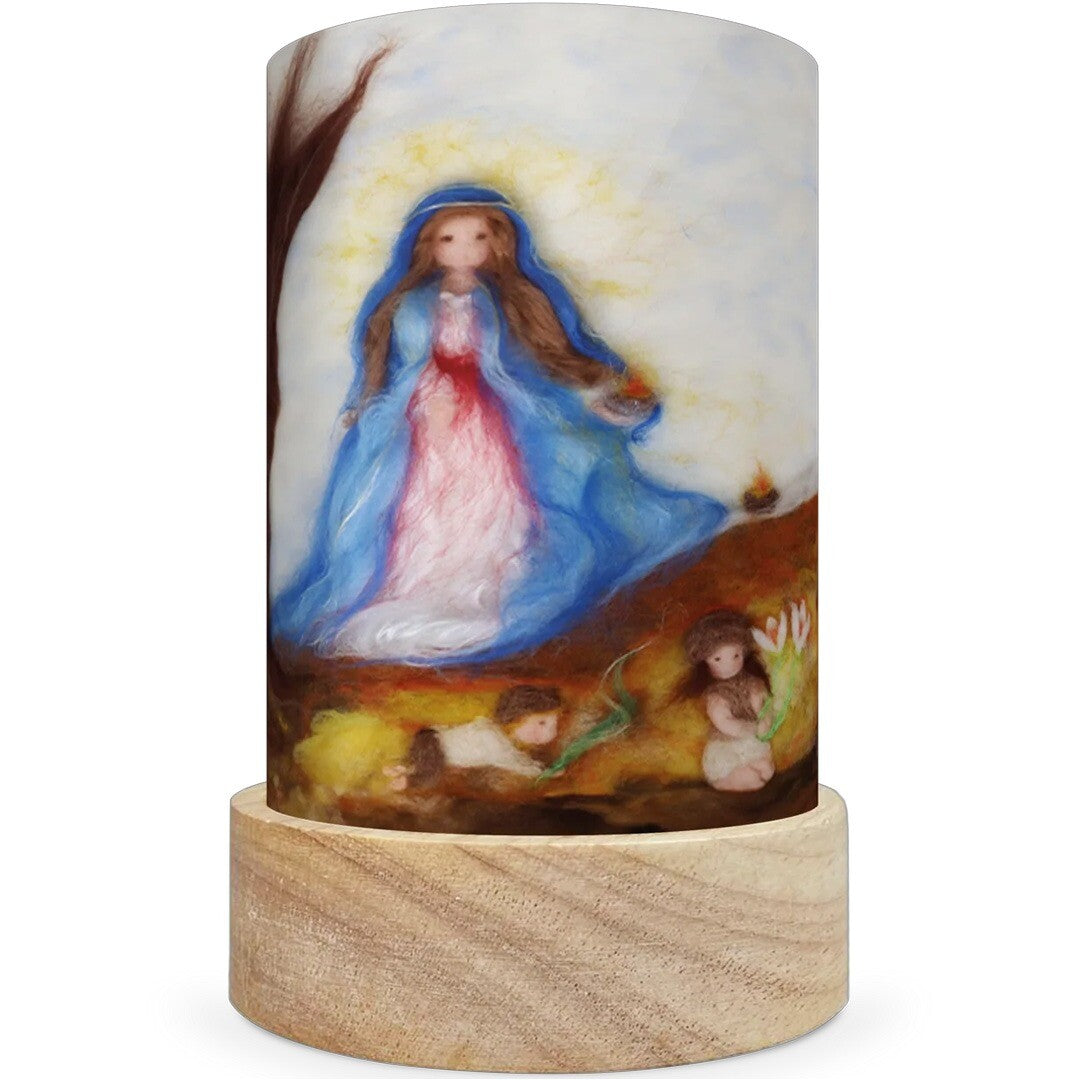 Een Toverlux lichtkaart voor een lantaarn met een afbeelding van een vrouw in blauw en roze met twee kinderen in een spiritueel tafereel.