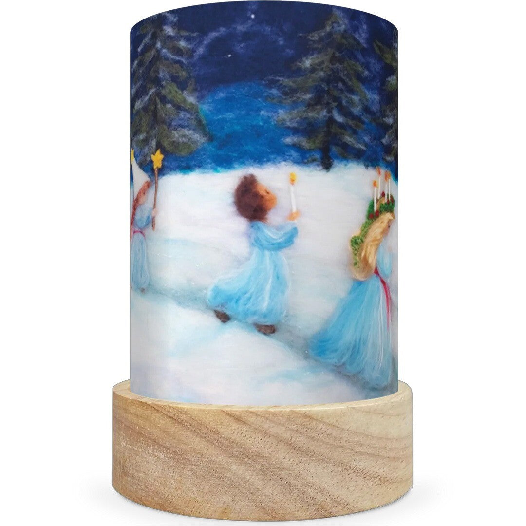 Een Toverlux lichtkaart voor een lantaarn met een afbeelding van kinderen met kaarsen in een besneeuwd bos, in een feestdagen winterthema.