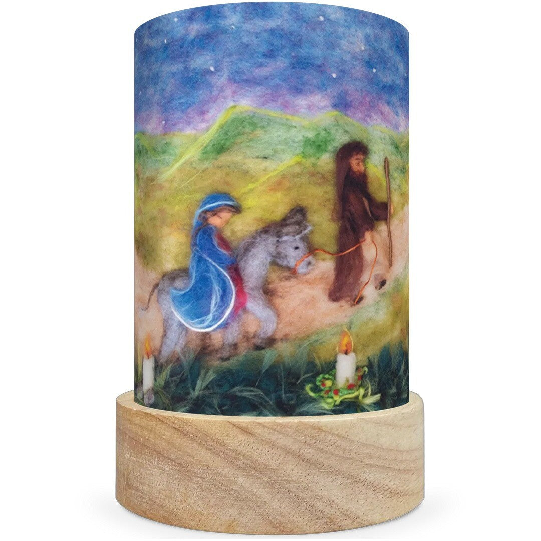 Een Toverlux lichtkaart voor een lantaarn met een afbeelding van een vrouw op een ezel geleid door een man, met kaarsen, in een spiritueel thema.