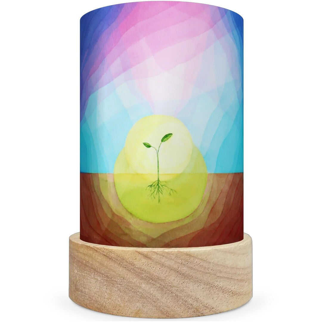 Toverlux lichtkaart met een illustratie van een ontkiemend plantje met wortels in de aarde onder een kleurrijke lucht.
