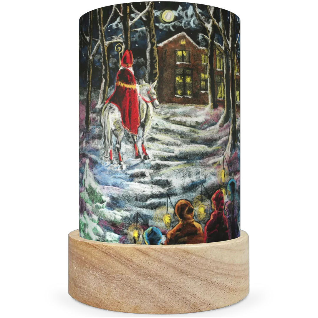 Toverlux lichtkaart met een illustratie van Sinterklaas op zijn paard in een besneeuwd bos, bekeken door kinderen.