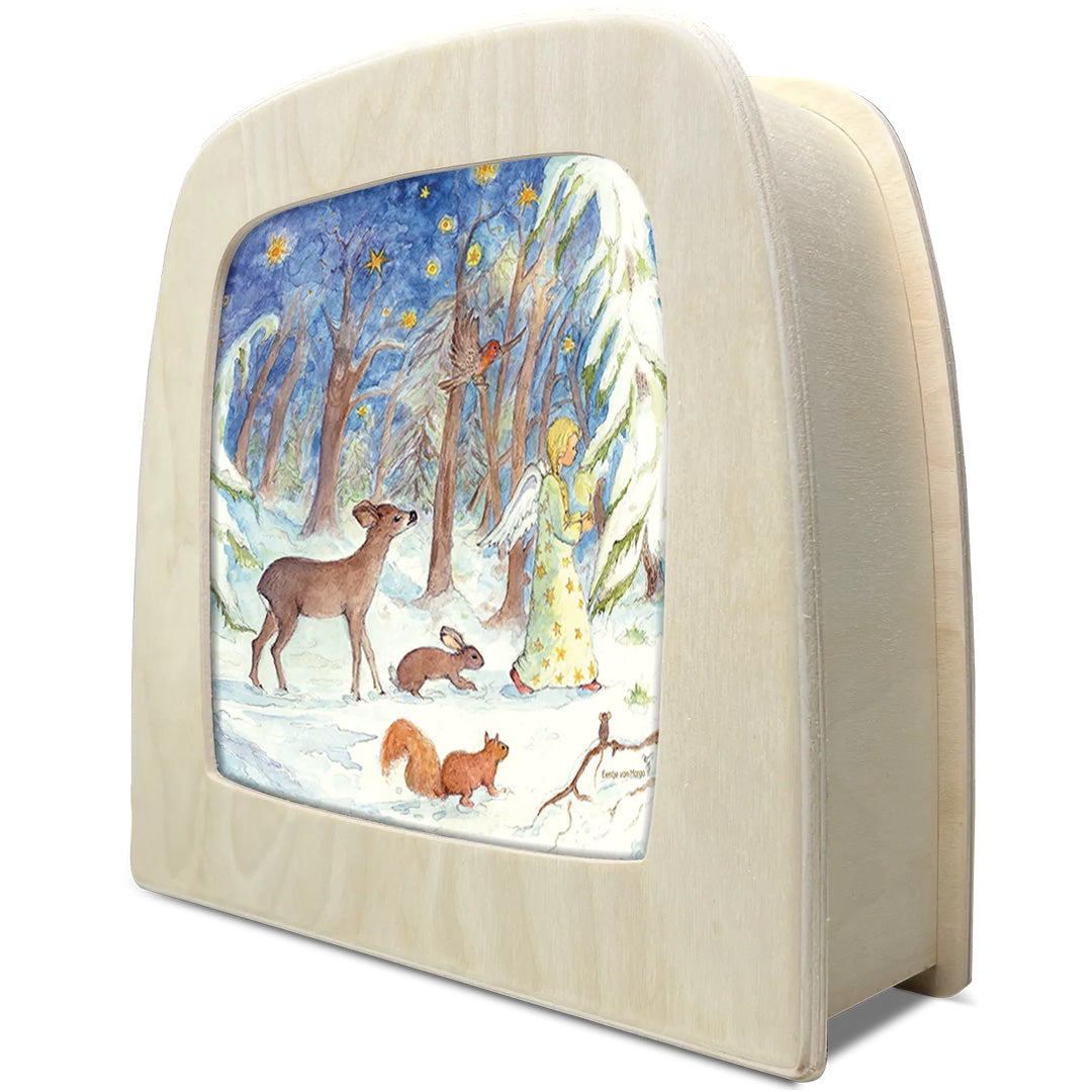 Toverlux toverlamp met een wintertafereel van een engel, hert en andere dieren in een besneeuwd bos.