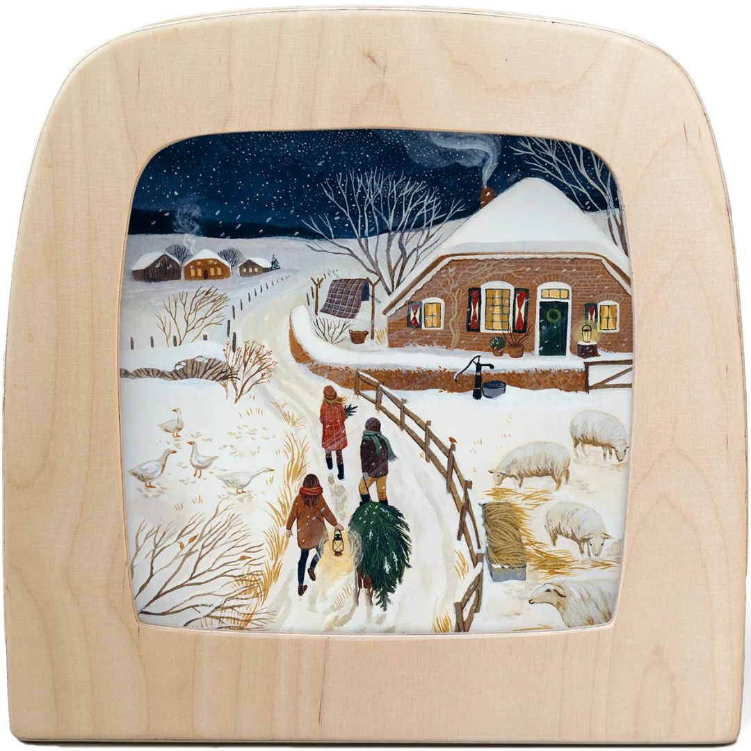 Toverlux toverlamp met de toverplaat van een besneeuwd winterlandschap met een boerderij en figuren, recht van voren gezien.