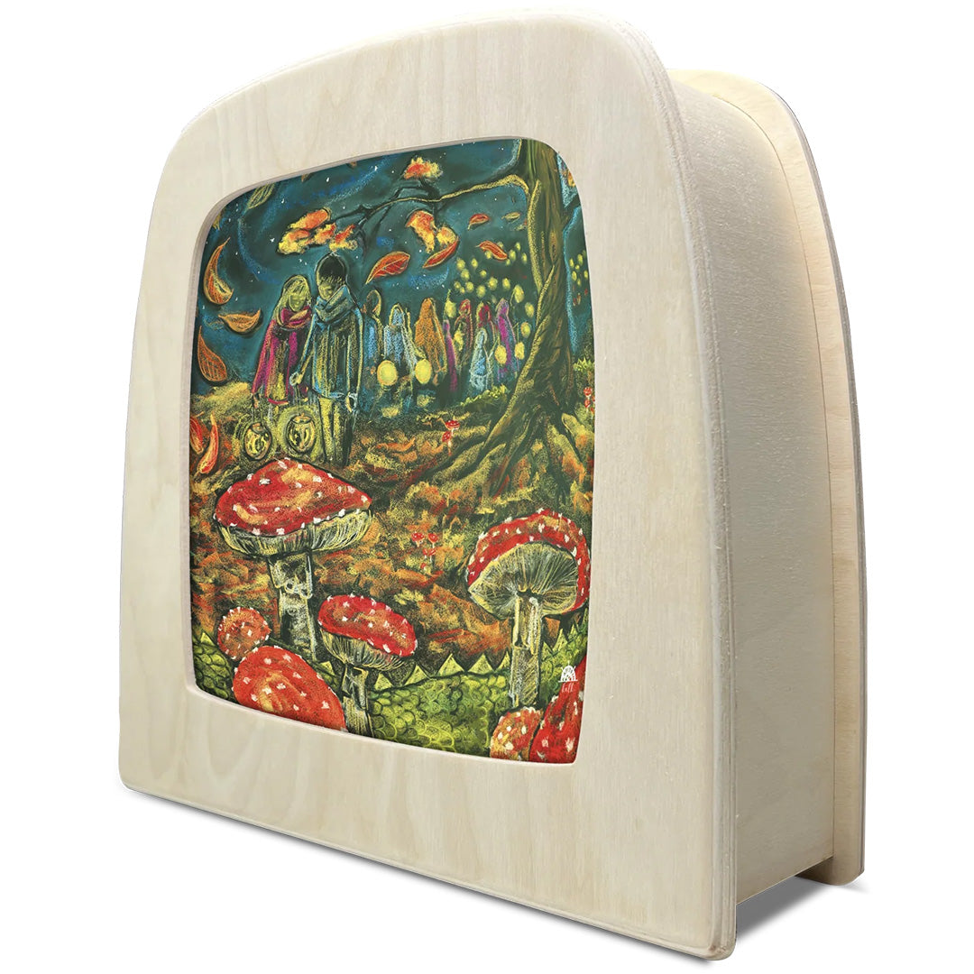 Toverlux toverplaat met herfstthema in een houten toverlamp, schuin van voren gefotografeerd.