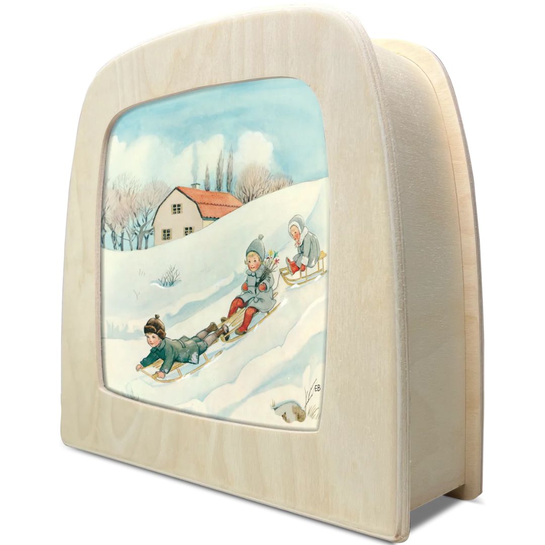 Toverlux toverplaat met sleeënde kinderen in een houten toverlamp, schuin van voren gefotografeerd.