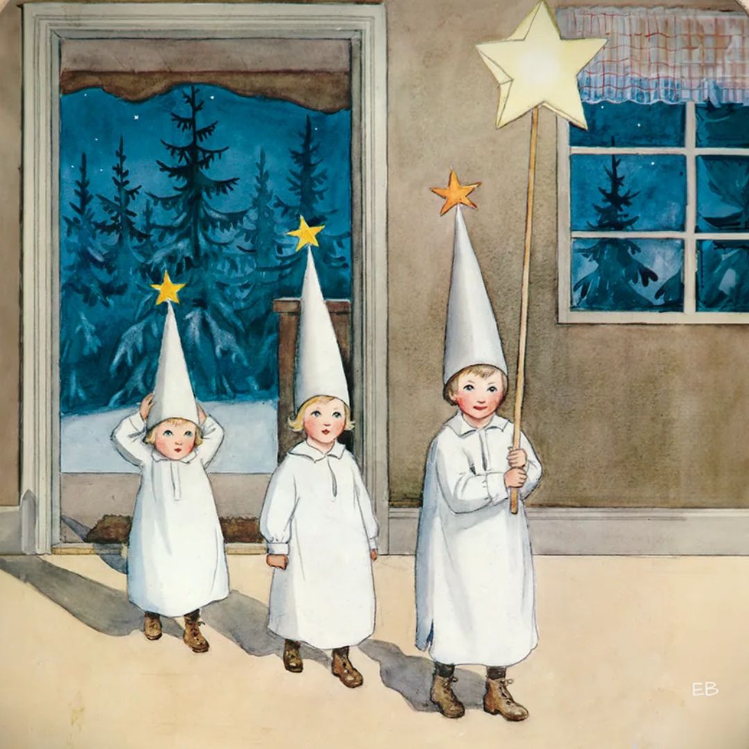 Illustratie van drie kinderen in witte gewaden met sterrenmutsen en sterrenstokken, met een besneeuwd bos op de achtergrond.