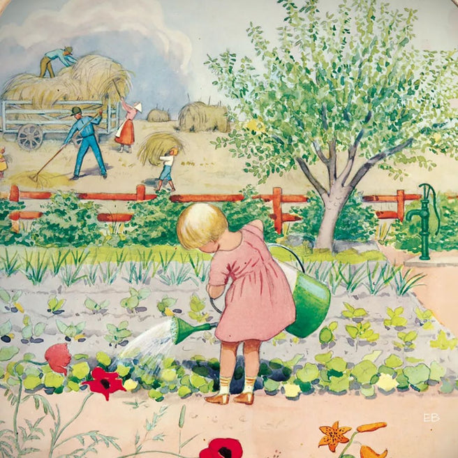 Toverlux toverplaat met een meisje dat planten water geeft in een tuin, met boeren die hooi oogsten op de achtergrond.