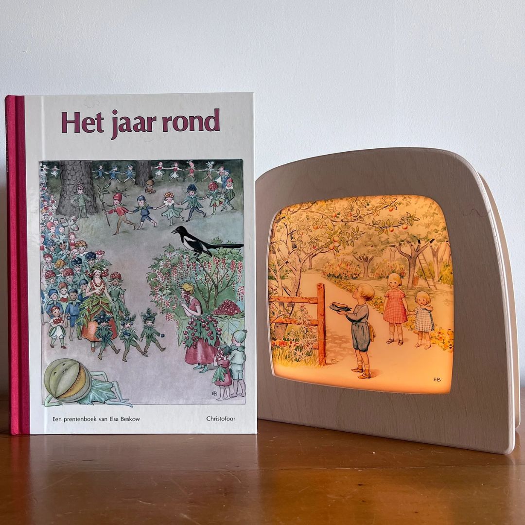 Toverlux toverlamp met de september illustratie naast het boek 'Het jaar rond' van Elsa Beskow.