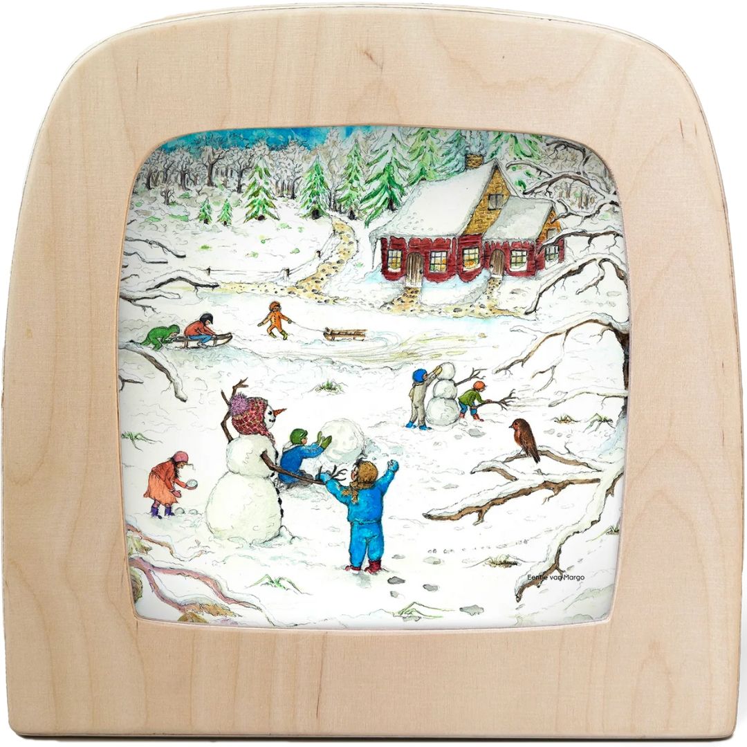 Toverlux toverplaat met de winterillustratie van een rood huis en spelende kinderen in de sneeuw.