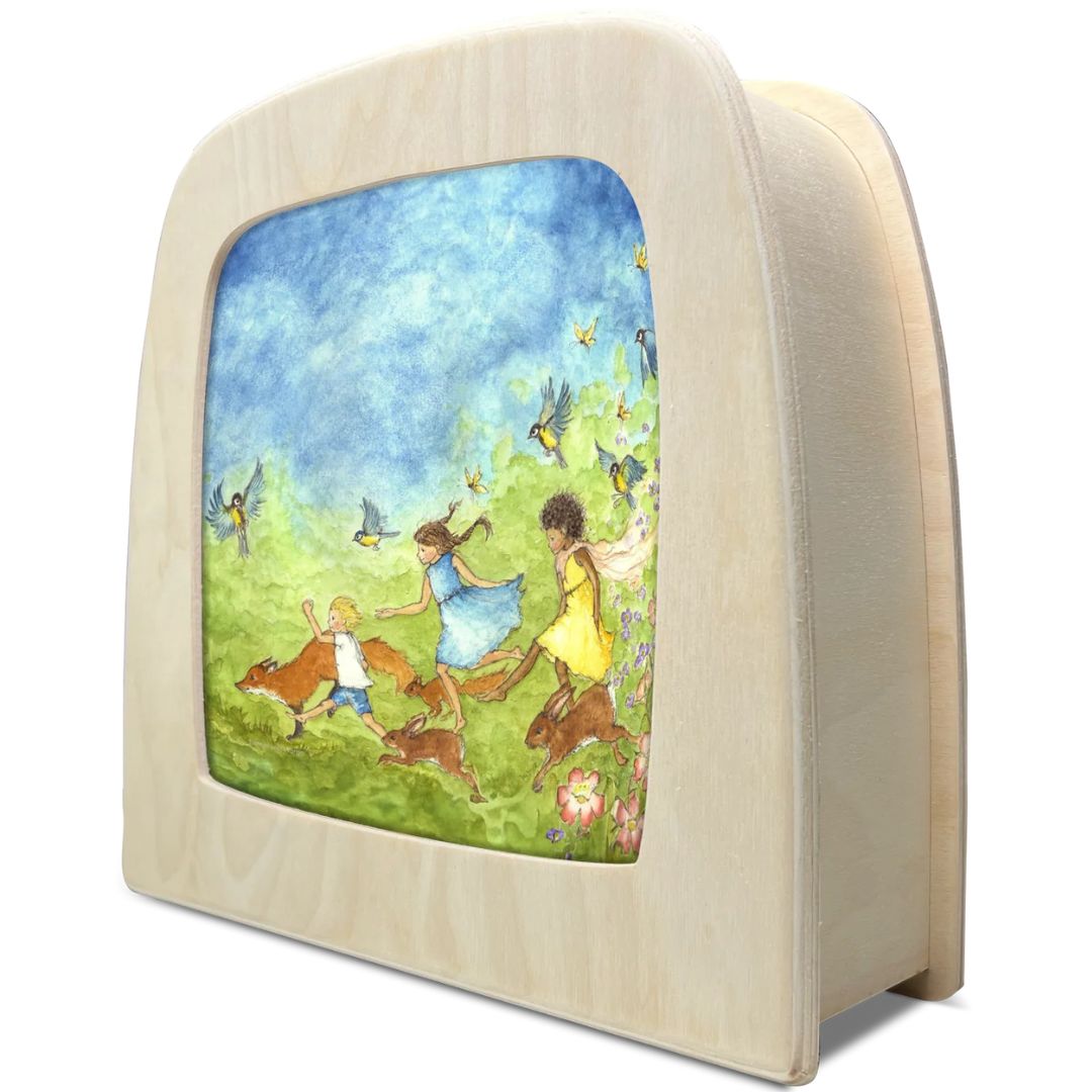 Schuine weergave van een Toverlux toverplaat met een lentelandschap met kinderen en dieren, geplaatst in een houten toverlamp.