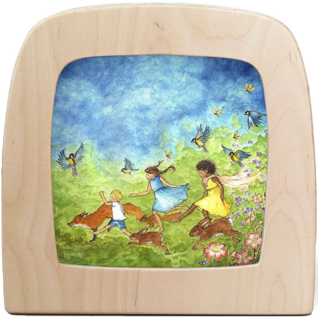 Vooraanzicht van een Toverlux toverplaat met een lentelandschap met kinderen, een vos en konijnen die rennen in een houten toverlamp.