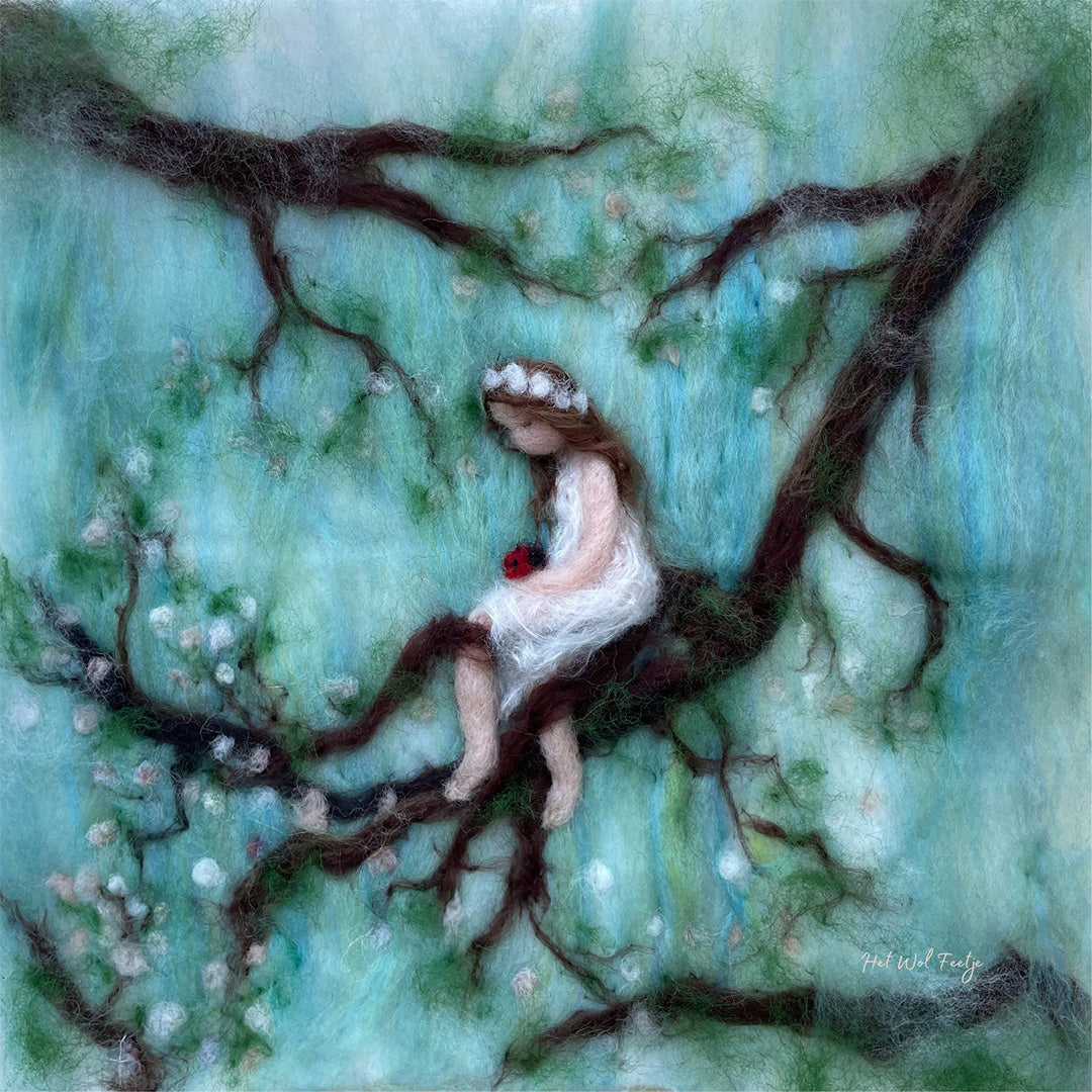 Toverlux toverplaat met een viltkunstwerk van een meisje in een boom met witte bloesems en een lieveheersbeestje.