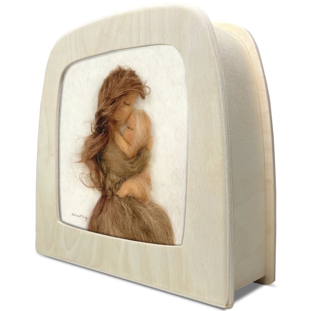 Toverlux toverplaat met wolvilt kunstwerk van moeder en baby in een licht houten toverlamp frame.