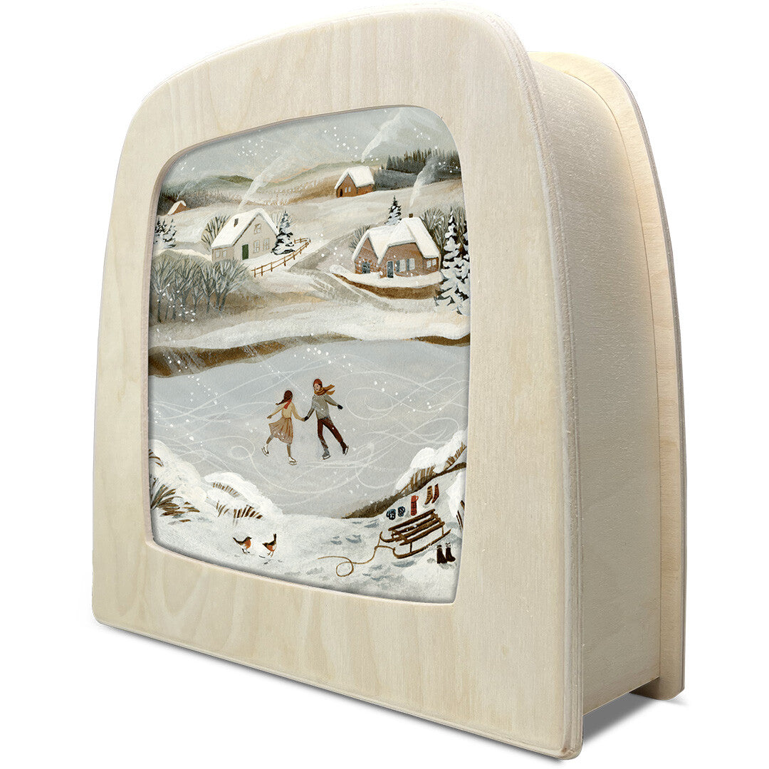 De toverlux toverplaat met winterlandschap illustratie in een houten toverlamp frame, schuin gefotografeerd.