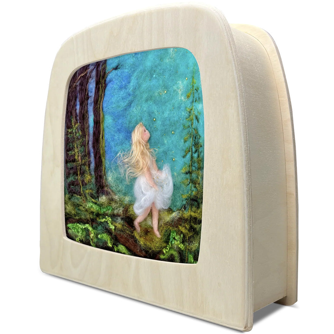 Toverlux toverlamp met de toverplaat 'Sterrendaalders' van een meisje in een bos.