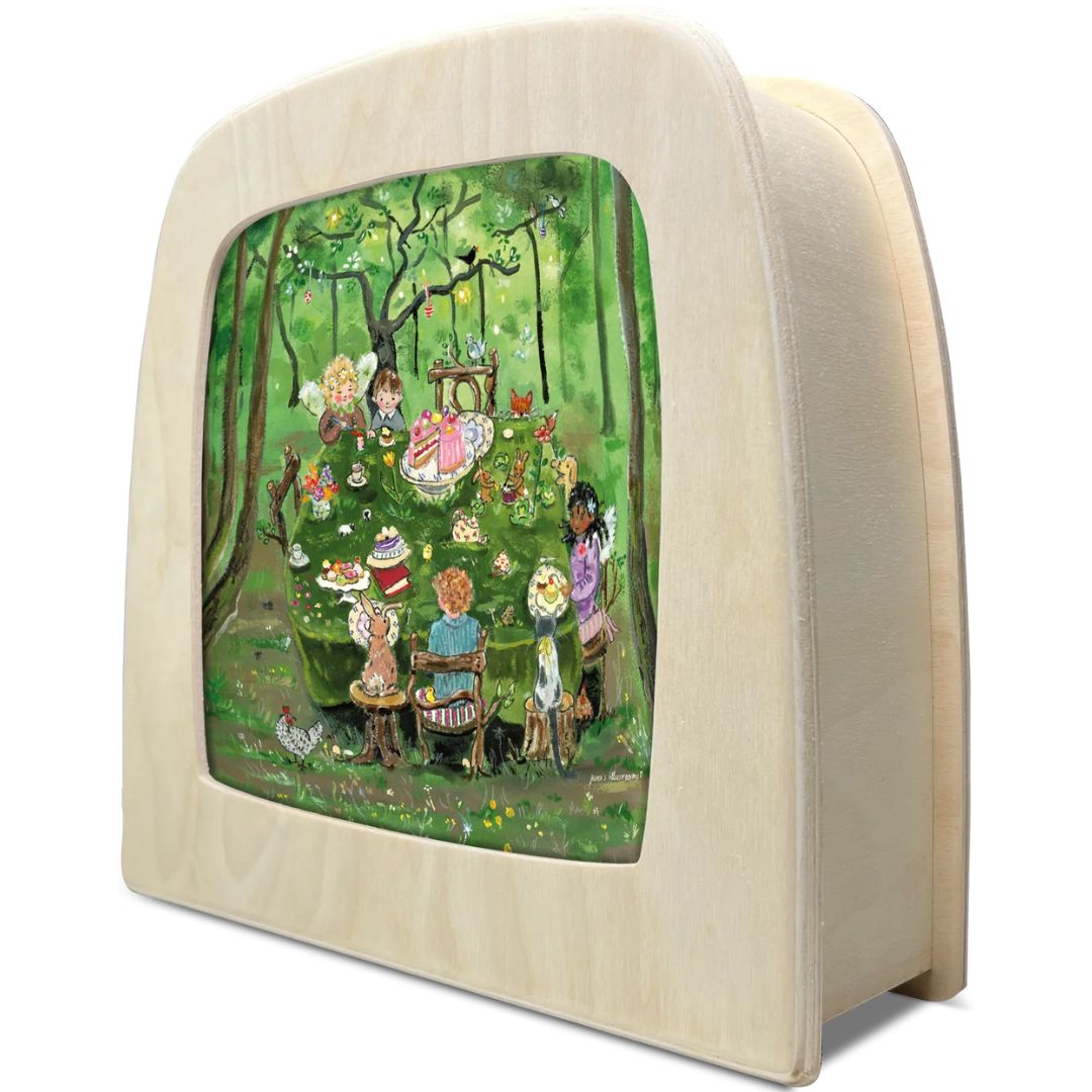 Schuine weergave van de Toverlux toverplaat 'theekransje in het bos' in een houten toverlamp.