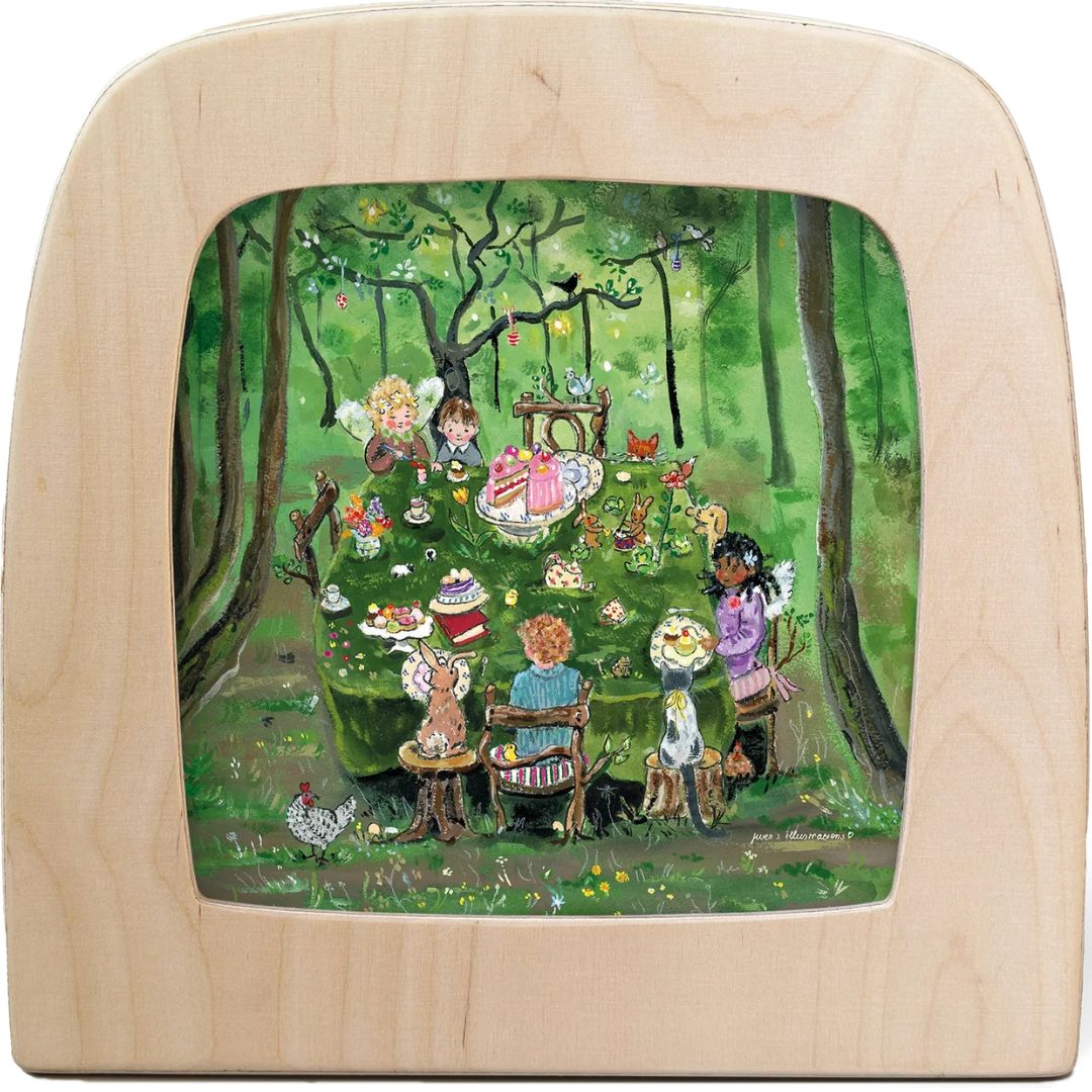 Vooraanzicht van de Toverlux toverplaat 'theekransje in het bos' in een houten toverlamp.