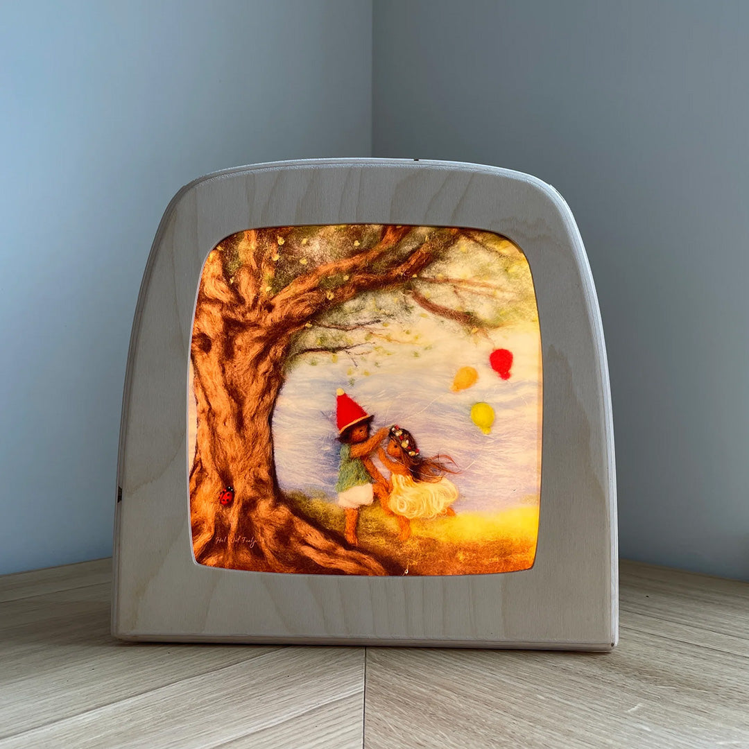 Vooraanzicht van de verlichte Toverlux toverlamp met de toverplaat 'Wij vieren feest'.