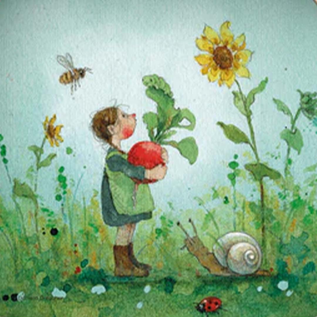 Toverlux toverplaat met illustratie van een kind met een radijs, een slak, bij en zonnebloemen in een tuin.
