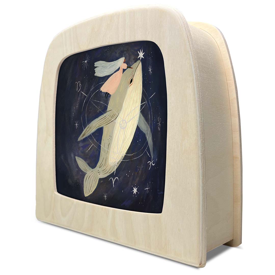 Schuin aanzicht van de Toverlux toverlamp met de walvis toverplaat, met een illustratie van een walvis en sterren.