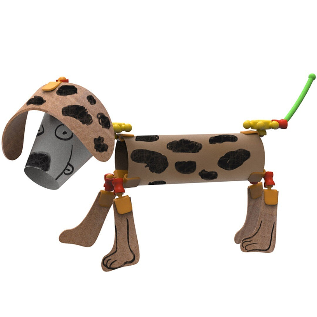 Een creatie van een gevlekte hond met hangoren en een lange staart, gemaakt van karton en plastic onderdelen.