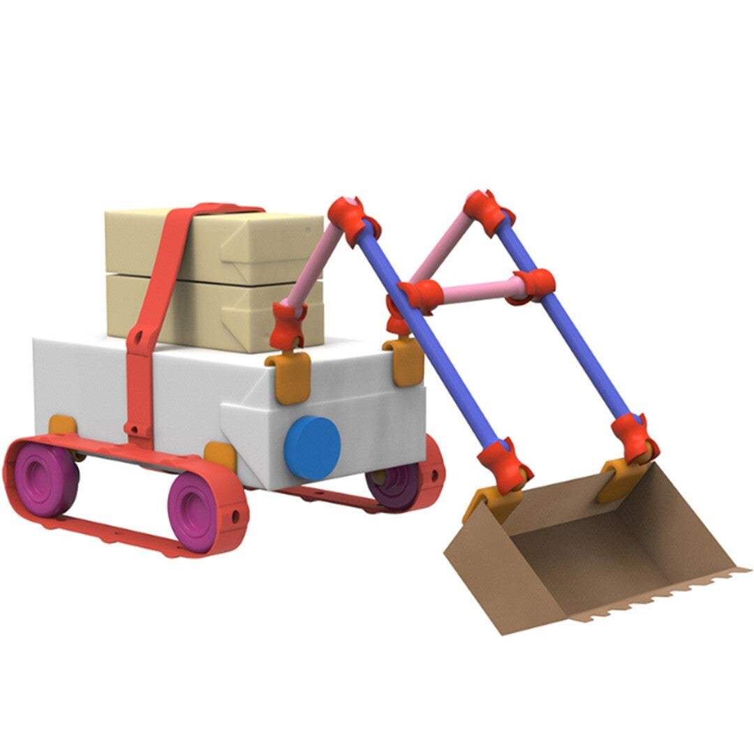 Een zelfgemaakte graafmachine met rupsbanden en een schepbak, gemaakt van plastic en kartonnen onderdelen.