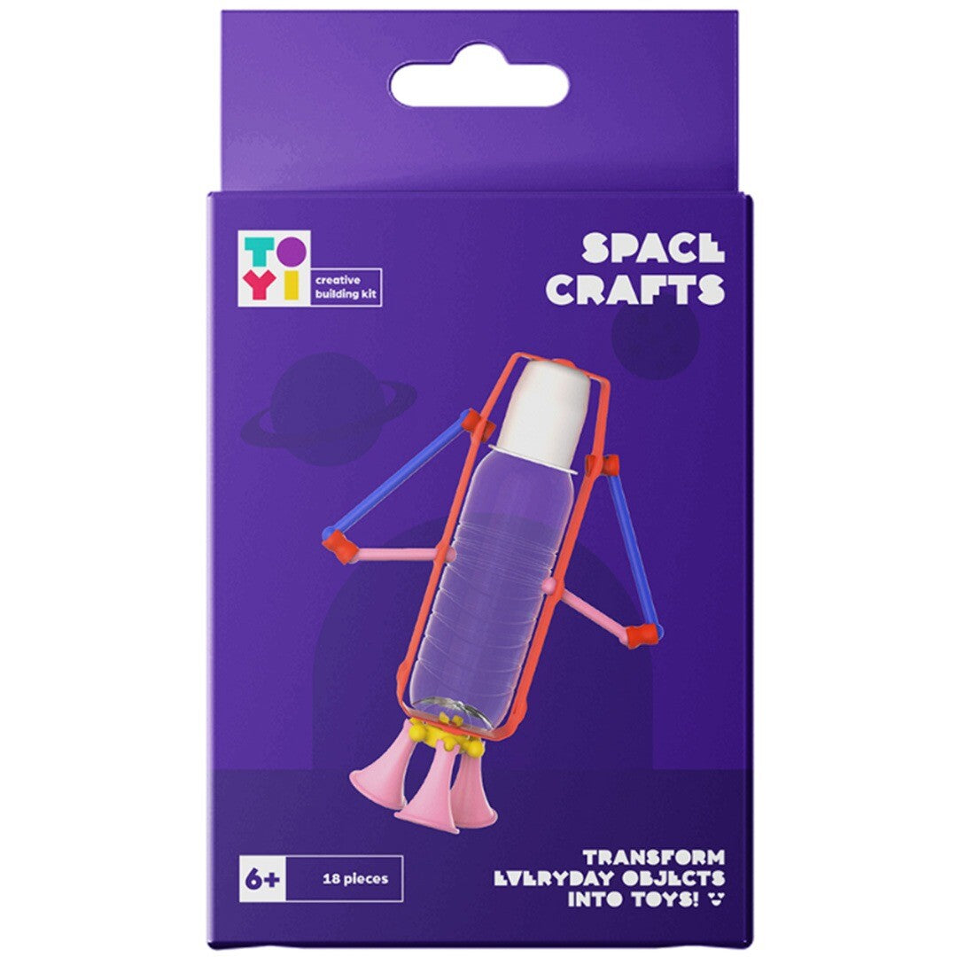 Verpakking van de Toyi knutselset Space Crafts, met een voorbeeld van een raket gemaakt van een plastic fles.