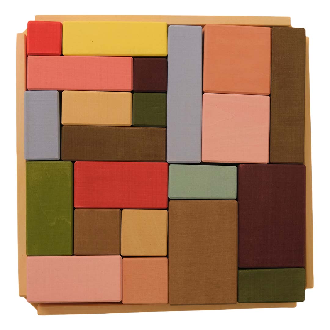 toyto houten bouwblokken in verschillende kleuren, netjes gerangschikt in een houten bak.