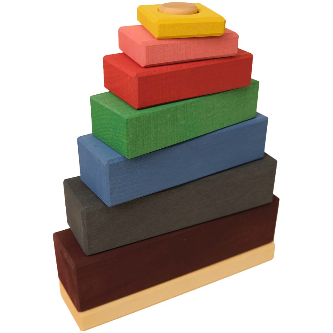 toyto houten stapeltoren van veelkleurige rechthoekige blokken, schuin van bovenaf gefotografeerd.